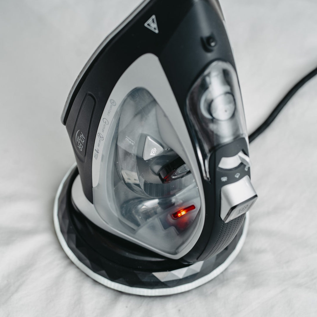 Adler steam iron, cordless, ceramic soleplate, 2800W, AD 5043