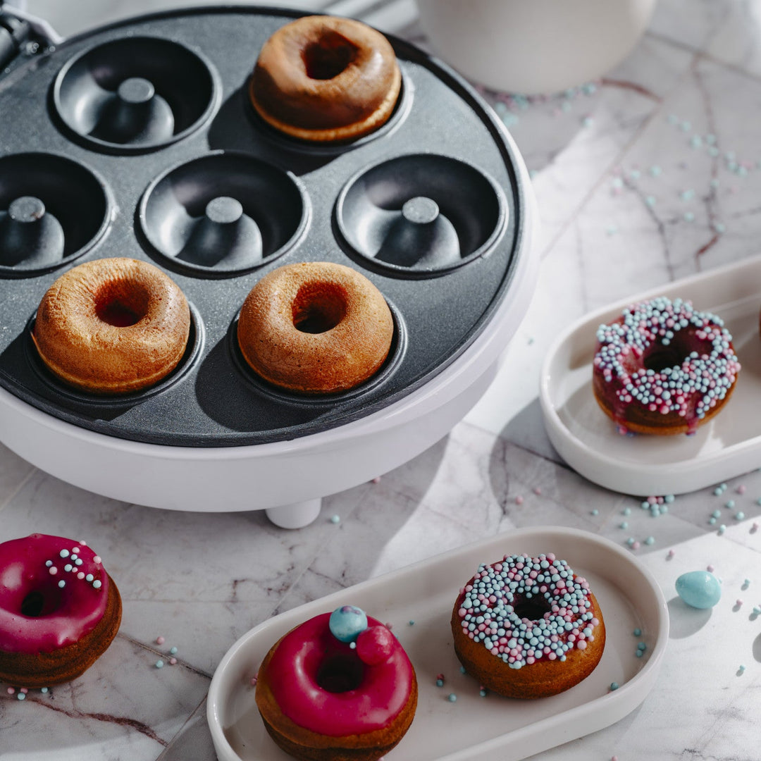 Adler doughnut maker, for 7 doughnuts, non-stick coating, white, 1500W, AD 3075