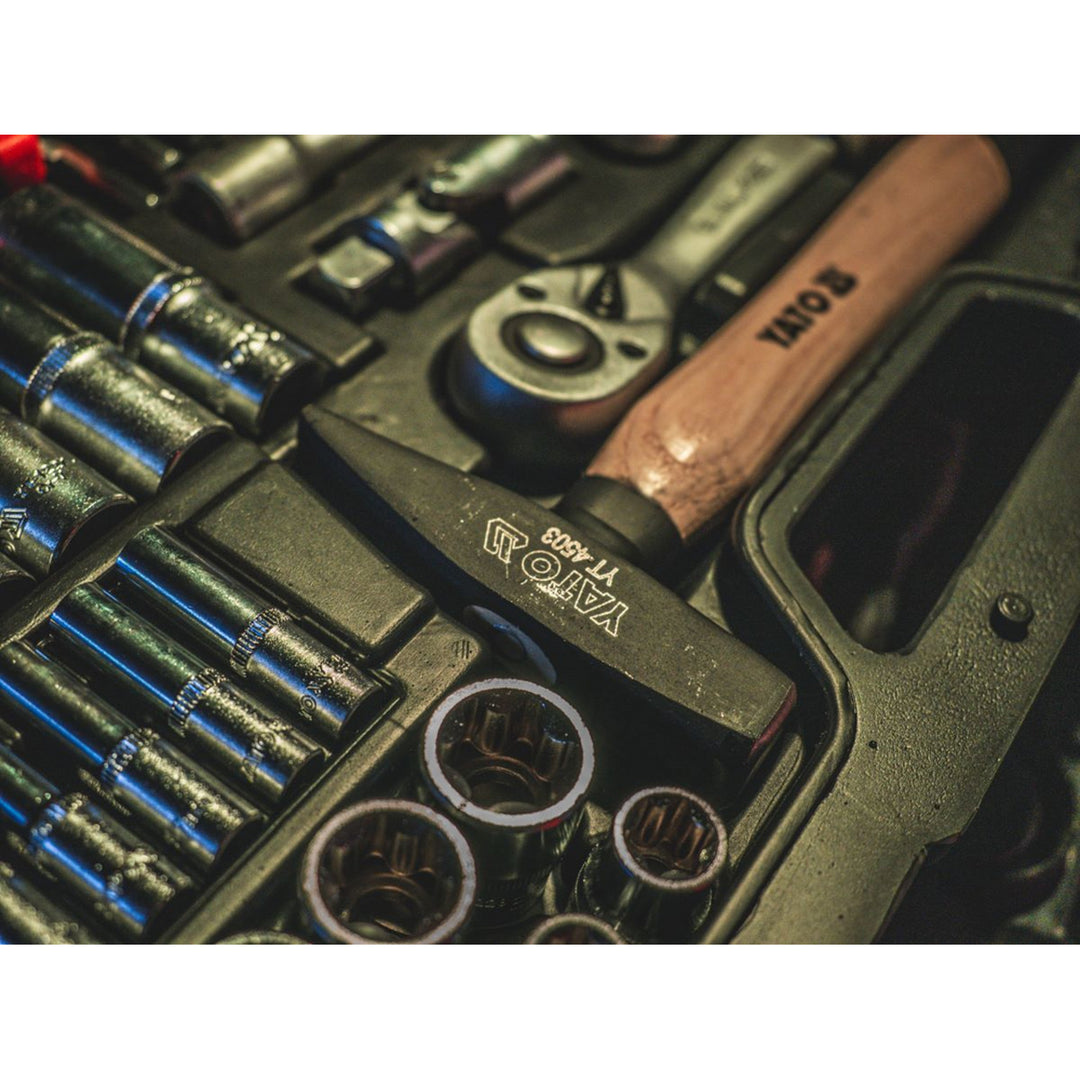 Yato Professional Tool Set, 122 pieces (socket wrenches, sockets, screwdrivers, hammer), screwdrivers with magnetic and hardened tips, YT-38901