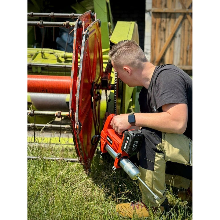 Yato Cordless Grease Gun, includes charger and 3 Ah battery, 620 bar pressure, integrated LED work light, high power and output of 284 g/min, YT-07020