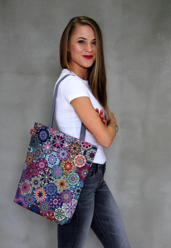 Canvas shoulder bag, zipper closure, dimensions 36x40cm, Valencia print pattern