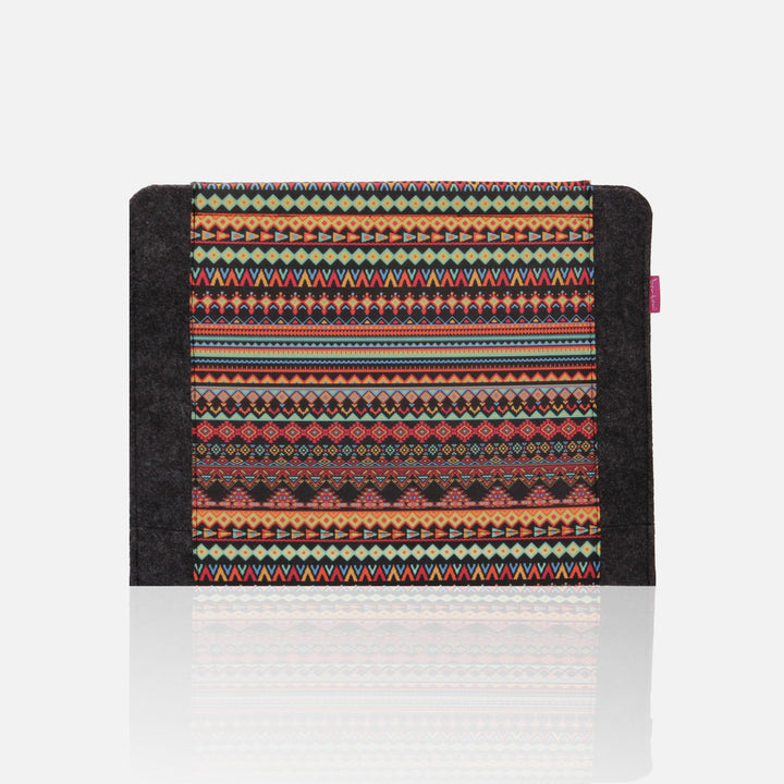 Laptop sleeve for an 11-inch notebook, made of eco-friendly felt, with an Aztec print