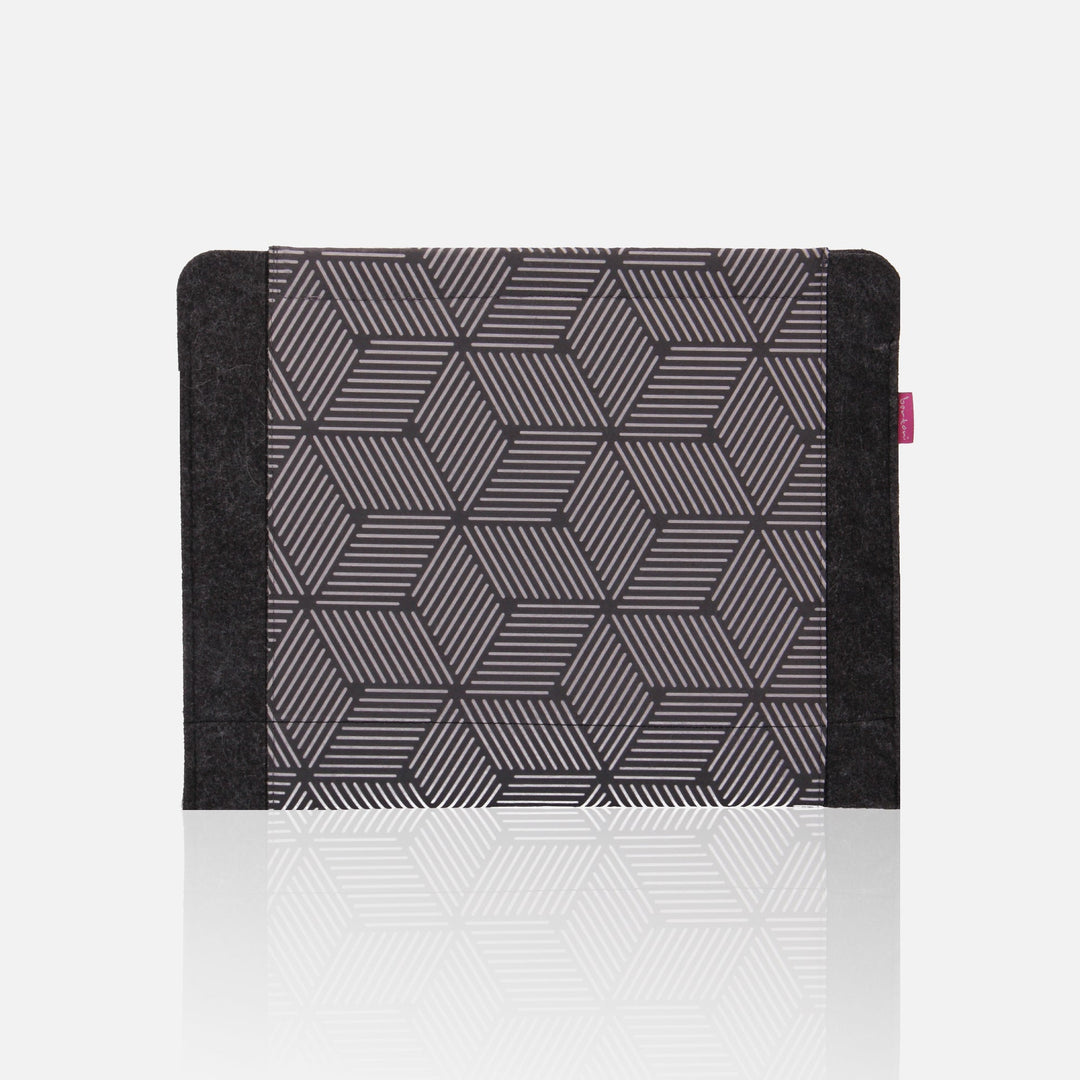 Laptop sleeve for a 15-inch notebook, made of eco-friendly felt, with a "Cube" print design