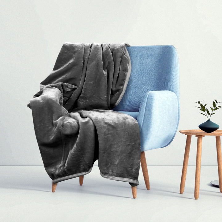 Thick and soft Medicline blanket, made of high-quality smooth polyester, in an elegant gray color, size 160x200 cm.