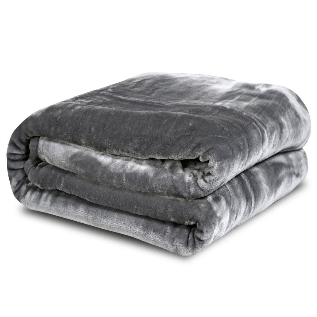 Thick and soft Medicline blanket, made of high-quality smooth polyester, in an elegant gray color, size 160x200 cm.