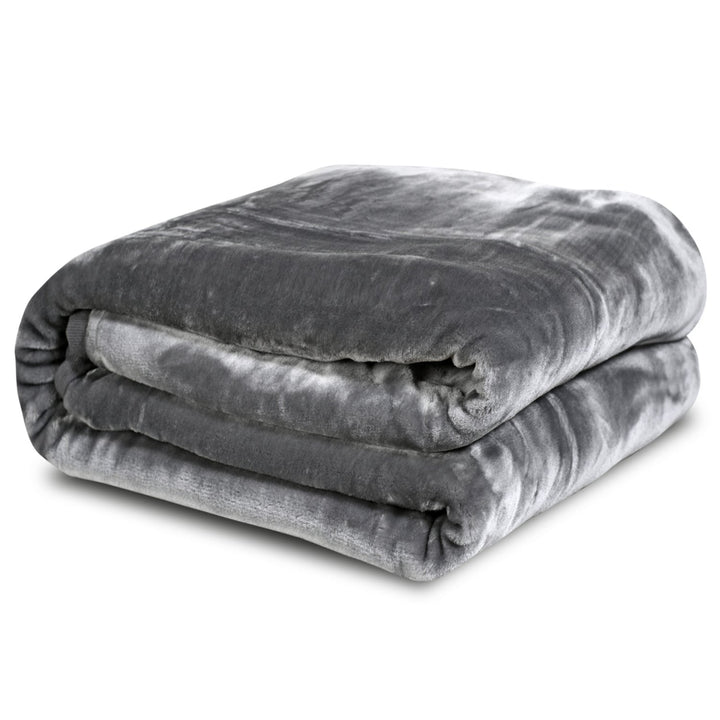 Thick and soft Medicline blanket, made of high-quality smooth polyester, in an elegant gray color, size 160x200 cm.